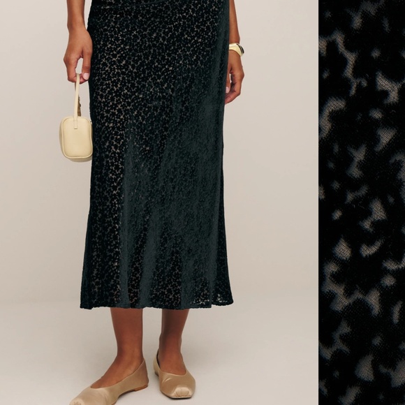 Reformation Layla velvet skirt - Picture 2 of 3